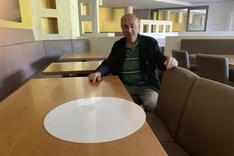 Bad Bergzaberns Stadtbürgermeister Hermann Augspurger ist nicht begeistert vom Zustand des Culinarium nach der Übergabe durch de