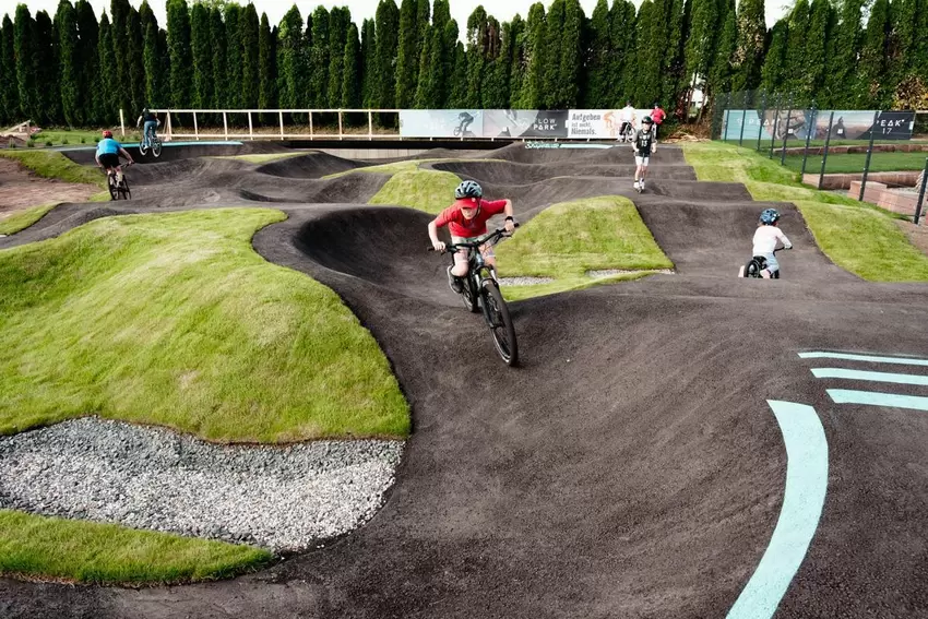 Zieht an: die Pumptrack-Anlage neben dem Kletterturm.