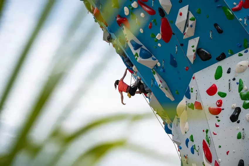 Weit und breit einzigartig: der Kletterturm auf dem Gelände des Unisports.