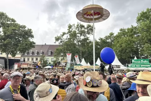 Bei Regen empfiehlt sich eine passende Kopfbedeckung: das Frankenthaler Strohhutfest musste unterbrochen werden. 