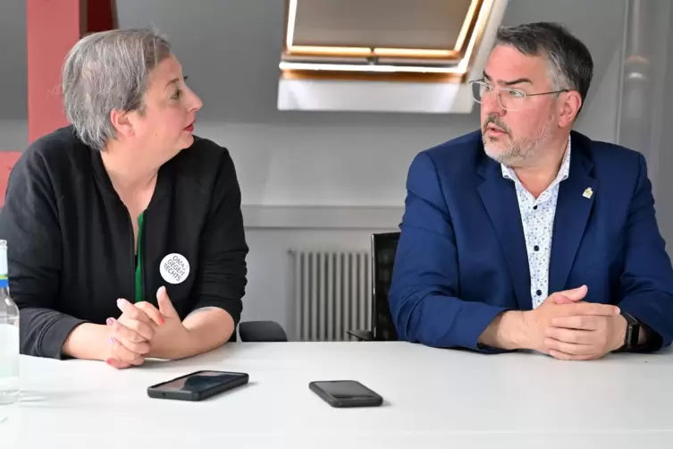 Steffi Karbach und Marc Weigel beim Schlagabtausch in der RHEINPFALZ-Redaktion.