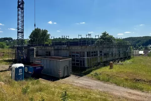 Der Kran steht, der Baustopp ist vorbei, an der Kita-Baustelle in der Maßweilerstraße geht’s weiter. Als erstes wird nun das Dac