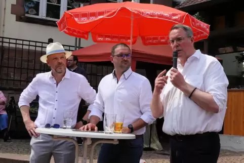 VG-Bürgermeisterkandidat Daniel Krauß (Mitte) wird unterstützt von Kirchheims Ortschef Thomas Dhonau (links) und Ministerpräside
