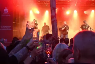 Nach dem Unwetter wurde mächtig aufgedreht: Die Rockformation XXTRA hatte auf dem Stadtplatz ihr Publikum im Griff. 