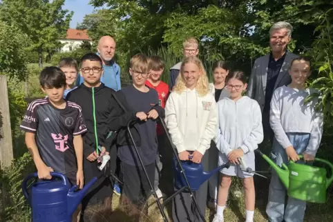 Fritz Carius (hinten links) und Schulleiter Steffen Wagner (hinten rechts) mit ein paar Sechstklässlern im Schulgarten.