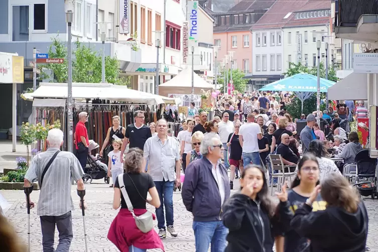 Offene Gesch&auml;fte und ein gro&szlig;es Programm in der Fu&szlig;g&auml;ngerzone sorgten am Zweibr&uuml;cker Kindertag f&uuml;r gro&szlig;en Besucherandrang. 