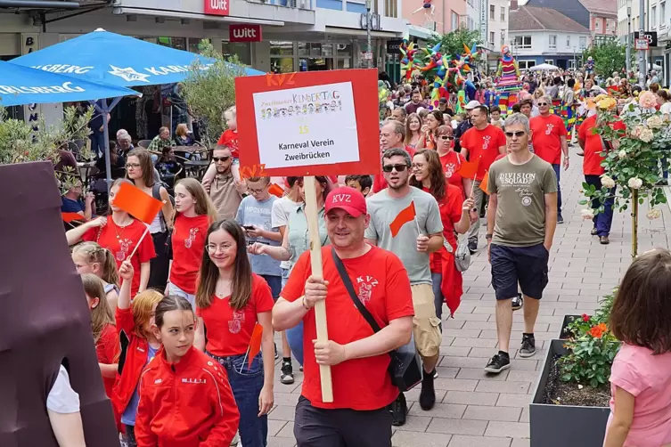 20 Teilnehmergruppen sorgten bei der Parade f&uuml;r ordentlich Abwechslung.