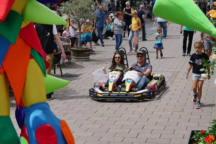 Antonio Cipolla, Inhaber der Kartbahn am Flugplatz, mit Begleitung in E-Kart. 