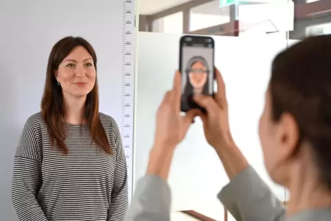 Für ihren neuen Ausweis wird Katrin Hoecker im Wachenheimer Bürgerbüro fotografiert. 