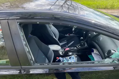 Scheibe eingeschlagen, Handtasche gestohlen. 