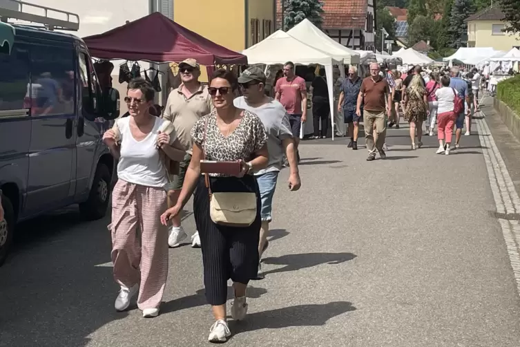  An zahlreichen Ständen in den Gemeinden Scheibenhardt und Scheibenhard boten Händler ihre Waren an. 