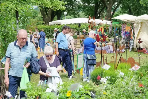 Mit 70 Ausstellern und zahlreichen Besuchern herrschte reger Betrieb im Rosengarten, wo es am Sonntag trocken blieb.