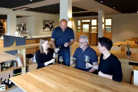 Nicole Vogel, Stefan Trutter, Manfred Vogel und Sandra Vogel (von links) in der 2023 renovierten Vinothek. 
