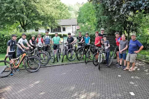 15 Radfahrer nahmen an der ersten Mountainbike-Schnitzeljagd des Zweibrücker Alpenvereins teil. Sie hatten sich zunächst eine si