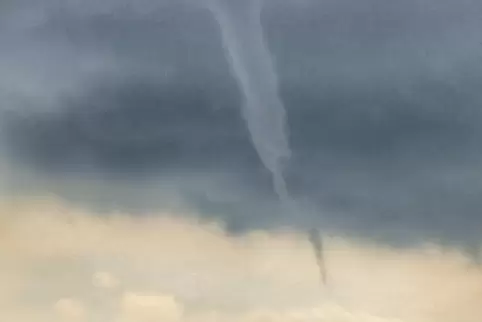 Eine Trichterwolke über Ludwigshafen. Wenn eine solche Wolke Bodenkontakt hat, spricht man von einem Tornado.