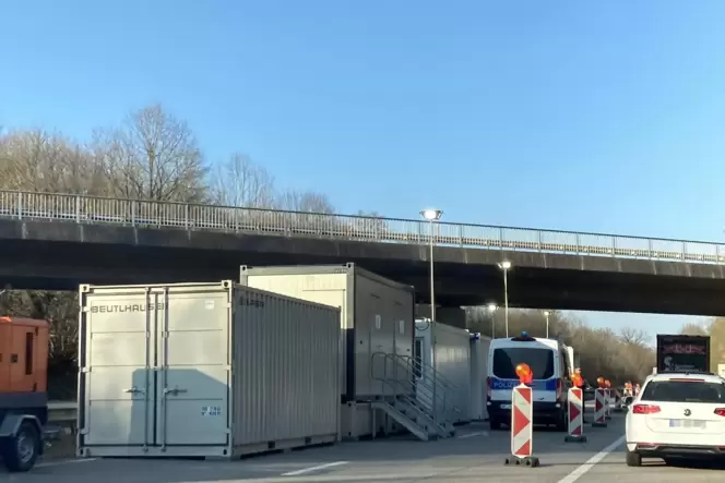Die Kontrollstation am Grenzübergang Bienwald: Die Container der Bundespolizei wurden vom Rand der Fahrbahn in die Mitte verlegt Die Kontrollstation am Grenzübergang Bienwald: Die Container der Bundespolizei wurden vom Rand der Fahrbahn in die Mitte verlegt