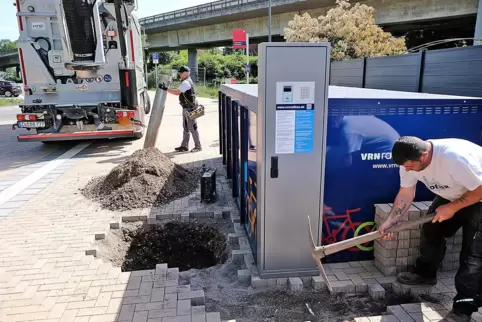 Demnächst werden am Bahnhaltepunkt Rosengarten zehn Fahrradboxen zur Verfügung stehen. Noch sind die Arbeiten (hier eine Aufnahm