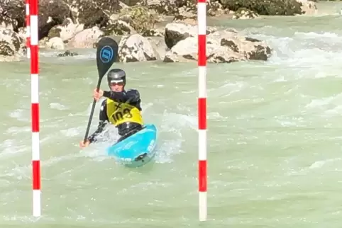 Britta Jung riskiert im Kajak-Einer auf der Saalach viel.