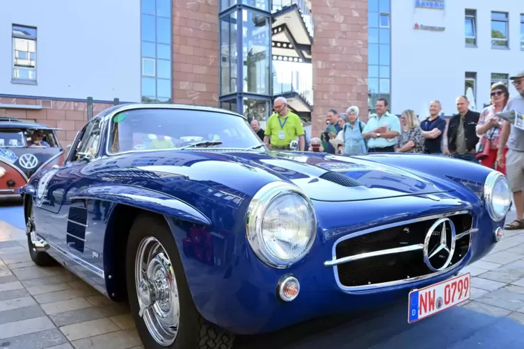 Jürgen und Danile Meder aus Hambach nahmen 2023 mit einem Mercedes 300 SL Flügeltürer Baujahr 1955 an der Rallye teil. 