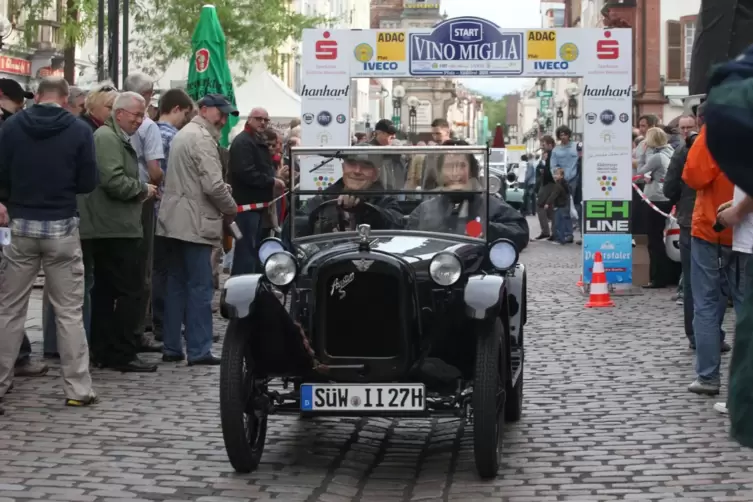 2011: G&uuml;nter Wengler und Ulrike Hastrich aus Roschbach nehmen mit Austin Seven (1927) teil. 