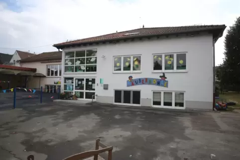 Die Schule braucht mehr Platz. Deshalb soll eine neue Kita gebaut werden.