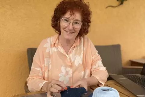 Andrea Jung ist seit 14 Jahren Landfrauen-Referentin. Sie zeigt Interessierten, was Invisible Mending ist. 