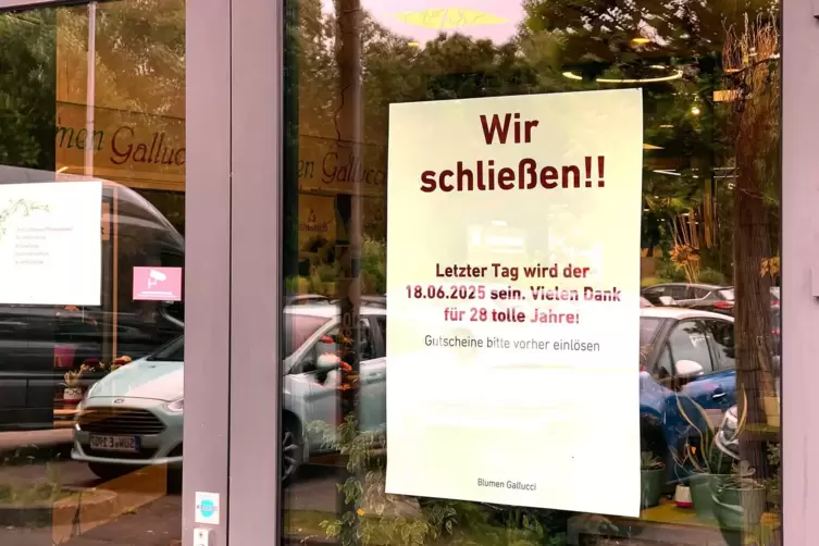 Per Aushang wird die Schlie&szlig;ung des Ladens verk&uuml;ndet. 