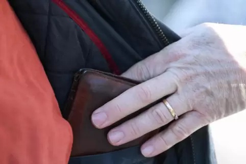 Die Polizei rät: Wertsachen immer nah am Körper tragen und niemals die Pin nahe der EC-Karte notieren. 