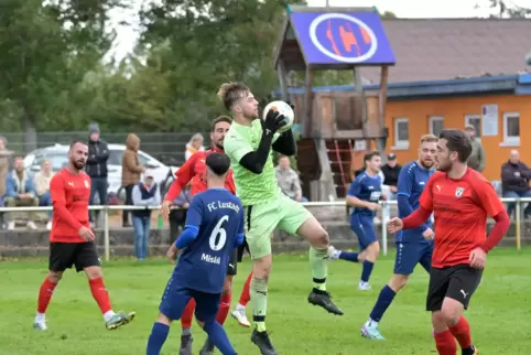 Nur hinter FC Lustadt (blau) gelandet: Torwart Tim Wenzel und FV Berghausen (rot)