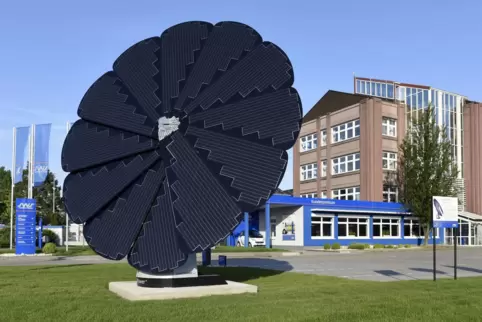 Vor Stadtwerke-Sitz: Photovoltaik in der Industriestraße.