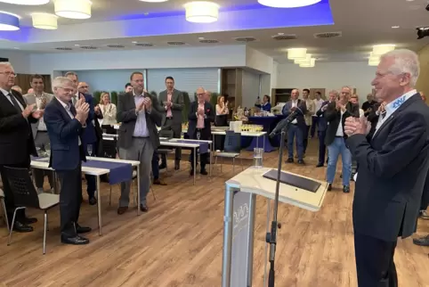 Stehbeifall: Der scheidende Stadtwerke-Chef Wolfgang Bühring (rechts) ist gerührt. 