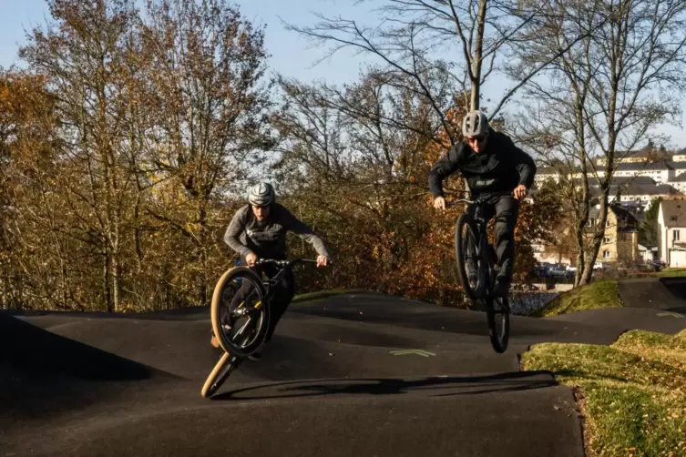 Die Pumptrackanlage kann von Mountainbikern, Skatern und Fahrern von E-Rollern genutzt werden. 