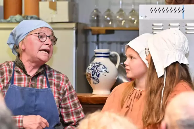 Bei der Festeröffnung wird immer ein historisches Theaterstück augeführt. Bei der Festeröffnung wird immer ein historisches Theaterstück augeführt.