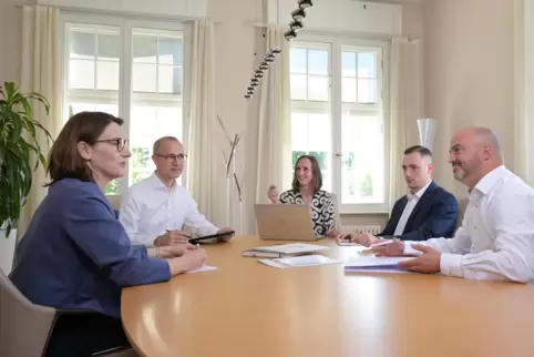 Arbeitstreffen: Fondsmanager der VR Bank mit (von links) Jeanette Perrey, Torsten Höfer, Ute Jarzombek, Simon Hölldorfer und Mar