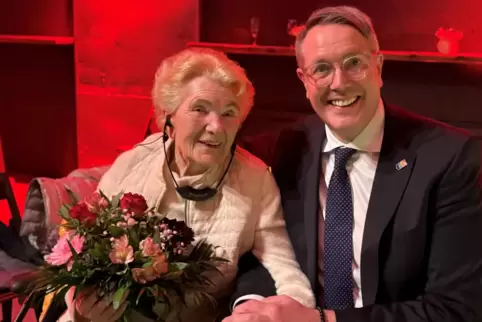 Vor wenigen Wochen als damals noch 102-Jährige mit Ministerpräsident Alexander Schweitzer: Margarete Boiselle-Vogler.