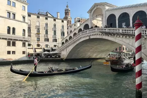 Eines der Wahrzeichen Venedigs: die Rialtobrücke. 