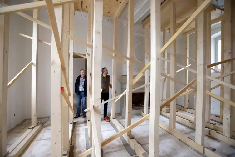 Beigeordneter Rolf Enke (links) und Architekt Kristoph Rheinwalt begutachten die von Holzst&auml;ndern abgest&uuml;tzte Stuckdecke im Trau