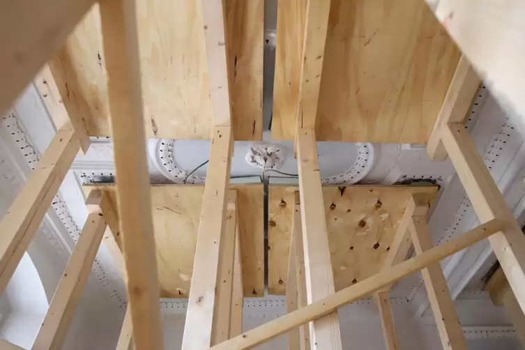 Im Trauzimmer ist die einzige erhaltene historische Stuckdecke. 