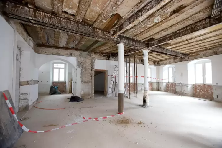 Das Geb&auml;ude ist komplett entkernt. Vor allem die Decke ist an einigen Stellen in einem sehr schlechten Zustand. 
