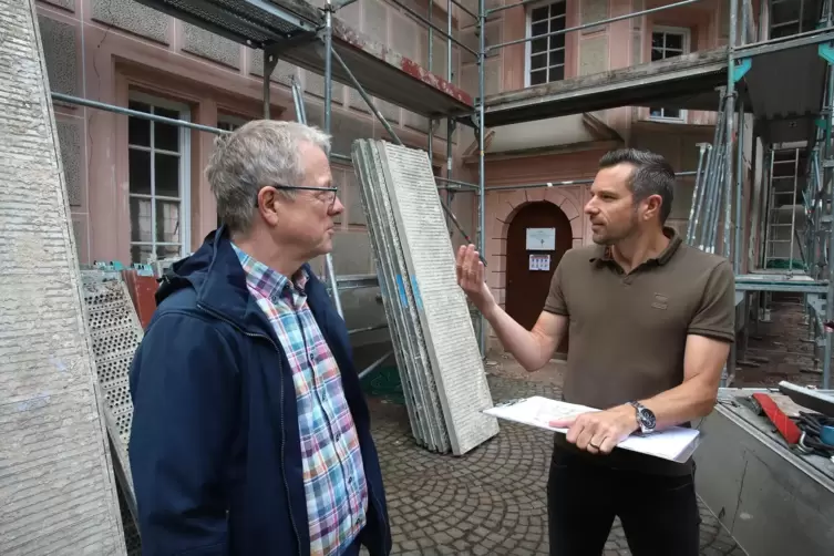 Beigeordneter Rolf Enke (links) und Architekt Kristoph Rheinwalt besprechen Woche f&uuml;r Woche den aktuellen Baufortschritt. 