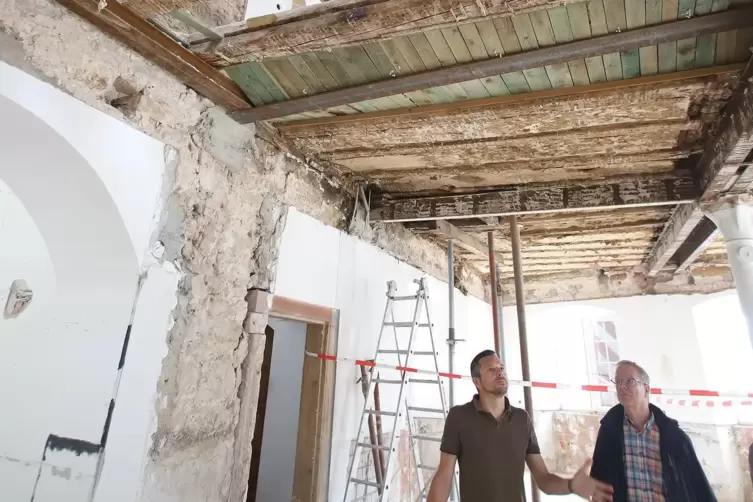 Architekt Kristoph Rheinwalt (links) und Beigeordneter Rolf Enke schauen sorgenvoll in Richtung Decke, die bei der letzten gro&szlig;e