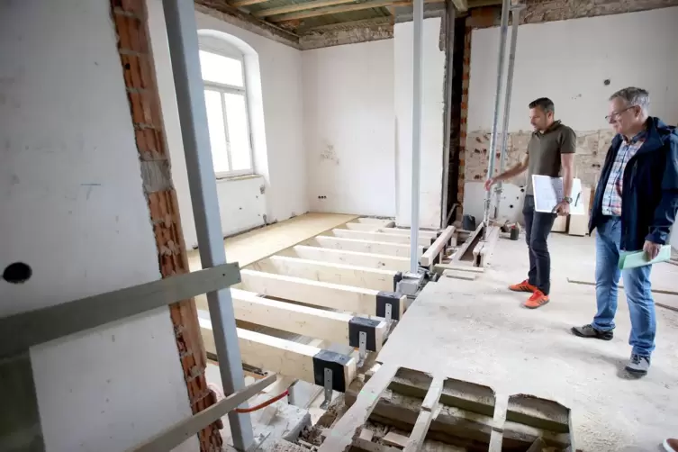 Im k&uuml;nftigen B&uuml;ro des Stadtb&uuml;rgermeisters war die Decke so stark besch&auml;digt, dass sie komplett erneuert werden musste. Architekt