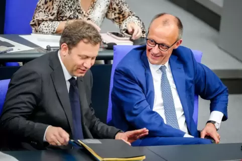 Finanzminister und Vizekanzler Klingbeil mit Bundeskanzler Merz auf der Regierungsbank im Bundestag.