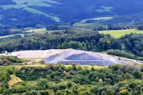 Die Mülldeponie auf dem Schneeweiderhof ist auch aus der Ferne schon gut zu erkennen. 