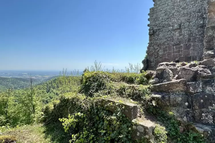 Tr&uuml;mmer mit Aussicht: Reste des Bergfrieds.