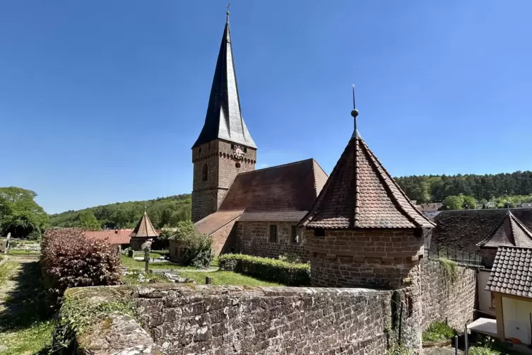 Ebenfalls sehenswert: die Wehrkirche in D&ouml;rrenbach mit befestigtem Friedhof (14. bis 16. Jahrhundert). 