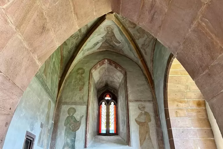 Mit mittelalterlichen Fresken ausgemalt: Chor im massiven Turm der Wehrkirche in D&ouml;rrenbach.