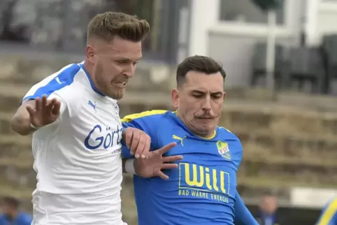 Serkan Sendar (blau) als Bezirksligaspieler in Freimersheim. 