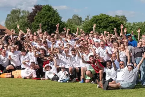 Spieler, Fans und Funktionäre nach dem vorzeitigen Meisterstück in Steinfeld. 