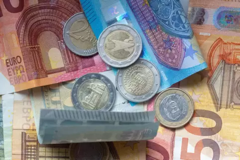 Geht auch: Bargeld statt Bezahlkarte. 